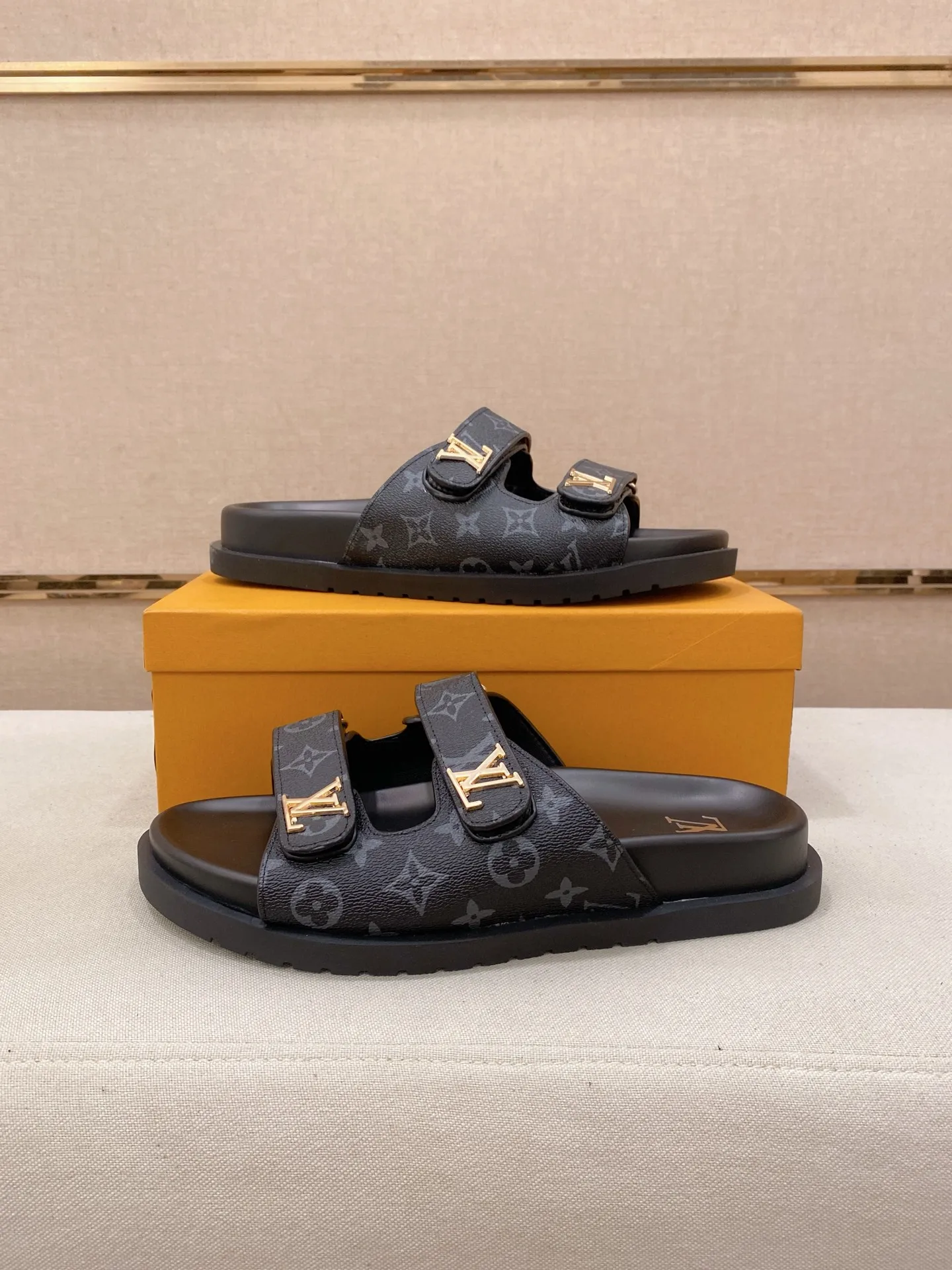 Men's shoes💰: 320💰Made by LV🔍Top purchasing agent, men's spring and summer slippers are available at the same counter. The uppers are made of cowhide imported from Italy, with logo graphics and high-quality craftsmanship. Soles: original soles specially provided by the original factory. Exclusive molded soles are super comfortable. Original goods with single order, 🔍🔍high quality, you can enter and exit the counter at will. Welcome to compare, code number 38-44. Can be customized45